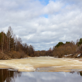 Таяние льда на лесной речке.