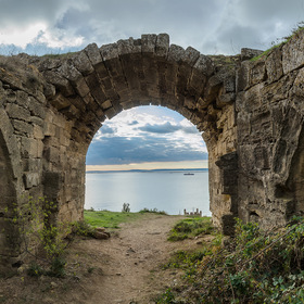 Вид c Джанкойских ворота крепости на пролив.