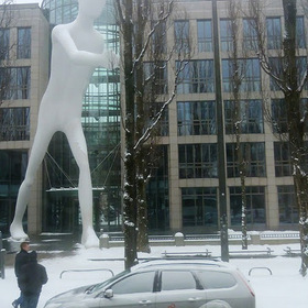 Статуя снежного человека