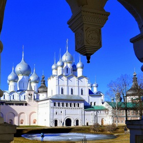 Ракурс на Воскресенскую церковь Ростовского кремля
