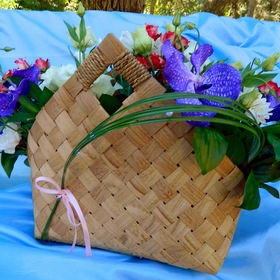 Наполнили корзинку красивыми цветами!