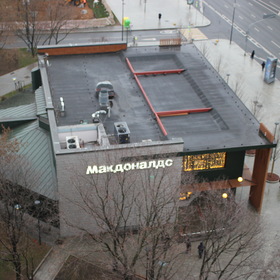 Крыша Макдональдса. Снято с балкона.