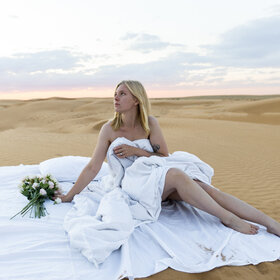 Девушка в одеяле посередине пустыни