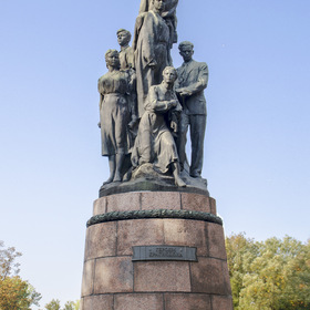 Памятник Героям Краснодона в парке Екатерингоф у Нарвских триумфальных ворот