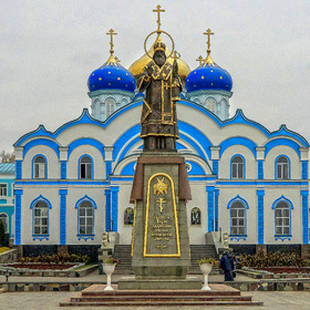 Памятник Святителю Тихону Задонскому.