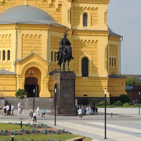 Памятник Александру Невскому у одноименного собора в Нижнем Новгороде
