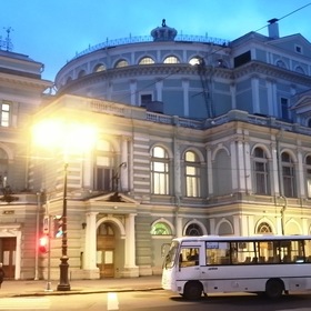 Мариинский театр в Санкт-Петербурге вечером 2021