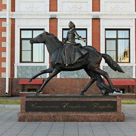 Памятник Елизавете Петровне.