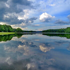 Озеро тихое небо купает, в нём облака по воде проплывают...