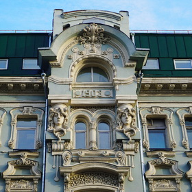 Фасад жилого 5 этажного здания на Мясницкой в Москве.