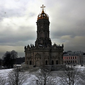 Церковь Знамения Пресвятой Богородицы в Дубровицах с 1990 г. является действующим храмом.