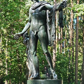 Скульптура «Аполлон Бельведерский» в Павловском парке.