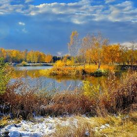 Осень со снежком на озере