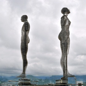 Грузия. Батуми. Скульптура "Али и Нино"
