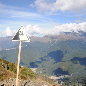 "Будьте осторожны"- знак на высоте 2320 метров.