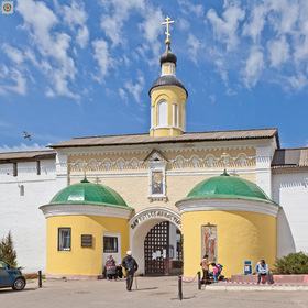 Свято-Пафнутьев Боровский монастырь. Святые (Проломные) врата