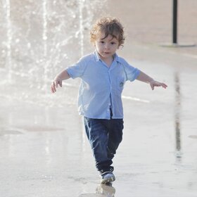 Мальчик в фонтане.