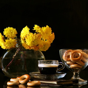 Утро, свежесваренный кофе и любимые жёлтые цветы.