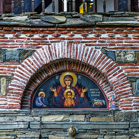Троянский монастирь, Болгария, фрагмент. Бутылку с водой заметил позже.
