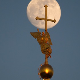 Ангел со шпиля Петропавловcкого собора поддерживает Луну