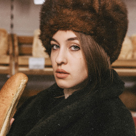 Портрет девушки в пекарне