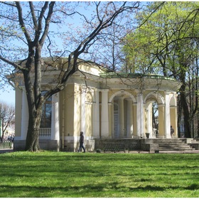 Павильон Росси в Михайловском саду.