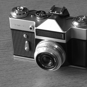 Советский плёночный зеркальный фотоаппарат "Зенит-Е" с объективом "Индустар-50"
