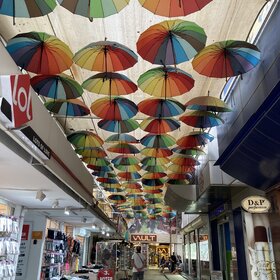 Торговая улица зонтиков