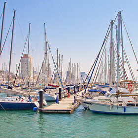 Тель-Авив, море, яхты, причал.