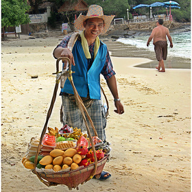 Продавец фруктов на острове Самед в Сиамском заливе