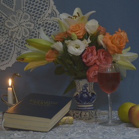 Букет  цветов  с книгой"Большой Театр" ,Соломона Волкова.....