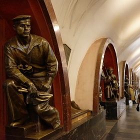Скульптура моряка на станции метро Охотный ряд в Москве.