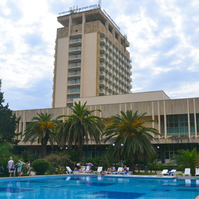 Вид на отель от бассейна