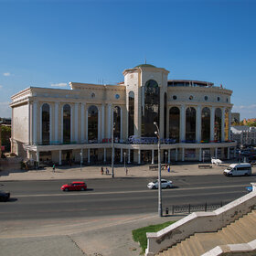 Вид на ТЦ "Премиум Холл" от Никольских ворот Астраханского кремля.
