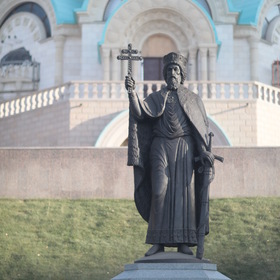 Памятник Святому князю Владимиру перед собором Святой Софии в Самаре