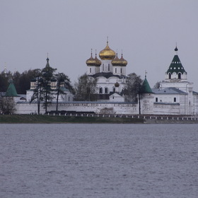 Вид на Ипатьевский монастырь в Костроме