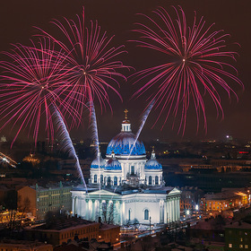 Праздничный салют в Санкт-Петербурге (Троицкий собор ночью)