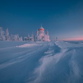 Морозный рассвет у монастыря