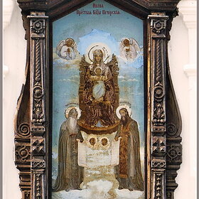 Надвратная икона Божьей Матери с Антонием и Феодосием Печерскими