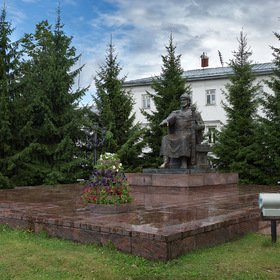 Памятник князю Юрию Долгорукому.