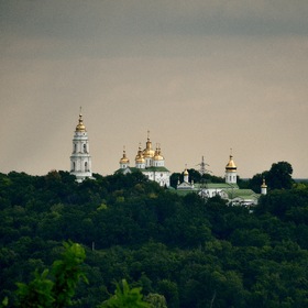 Крестовоздвиженский женский монастырь в Полтаве – это комплекс церковных сооружений, являющихся образцами украинского каменного барокко.