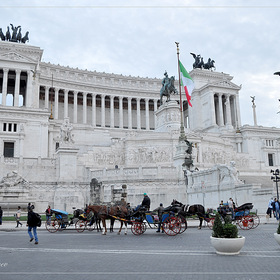 Конные экипажи перед зданием парламента Итальянской республики