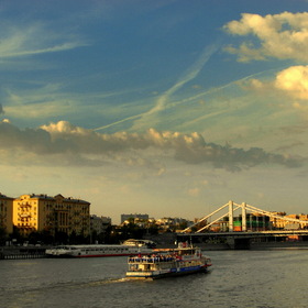 по Москве-реке проплывая...