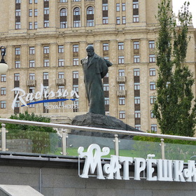 Памятник Тарасу Шевченко у гостиницы Украина.