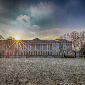 Заход солнца над Михайловским дворцом в Михайловском саду