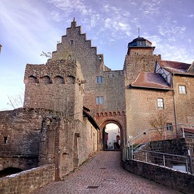 Средневековая крепость Бройберг: Романские ворота и Ведьмина башня