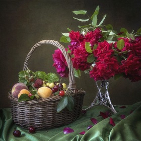 Натюрморт с пурпурными розами и фруктами
