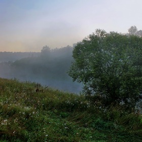 Дремлет речка под пологом тумана