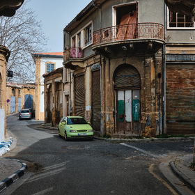 Заброшенные дома в Никосии вдоль линии разделения.