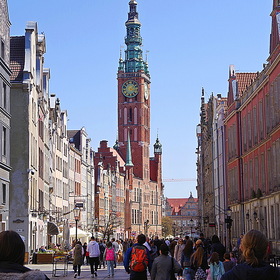Улица длинная вместе с длинным рынком представляет собой знаменитый, оживленный Королевский тракт в Гданьске, это популярная пешеходная улица сегодня, по которой ранее следовали польские короли над Мо